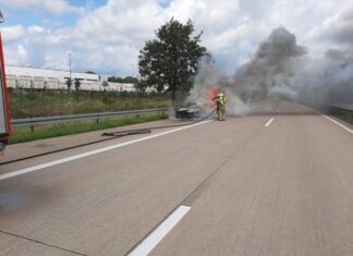 PKW gerät auf der A352 in Brand PKW brennt auf der A352