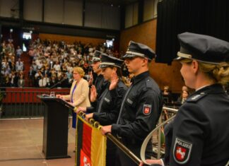 Innenministerin Behrens vereidigt mehr als 1.000 Polizeikommissaranwärterinnen und -anwärter der Polizeiakademie Niedersachsen Innenministerin Behrens vereidigt mehr als 1.000 Polizeikommissaranwärterinnen und -anwärter der Polizeiakademie Niedersachsen