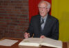 Dr. Heinz Jansen bei Eintrag ins Goldene Buch