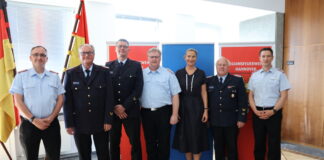(v.l.n.r.): Benjamin Moß, Karl-Heinz Mensing, Lars-Robert Schwieger, Eric Pahlke, Dezernentin Christine Karasch, Eberhard Schmidt und Martin Meinshausen.
