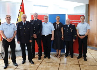 Ernennungen und Verabschiedungen bei der Regionsfeuerwehr (v.l.n.r.): Benjamin Moß, Karl-Heinz Mensing, Lars-Robert Schwieger, Eric Pahlke, Dezernentin Christine Karasch, Eberhard Schmidt und Martin Meinshausen.