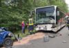 PKW gegen Bus - Unfall auf der B214