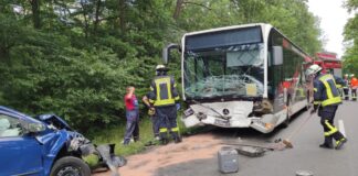 PKW gegen Bus - Unfall auf der B214