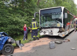 Celle: PKW gegen Bus – Unfall auf der B214 PKW gegen Bus - Unfall auf der B214