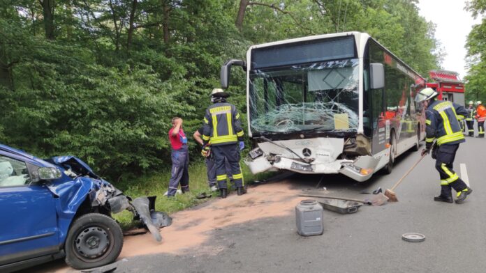 PKW gegen Bus - Unfall auf der B214