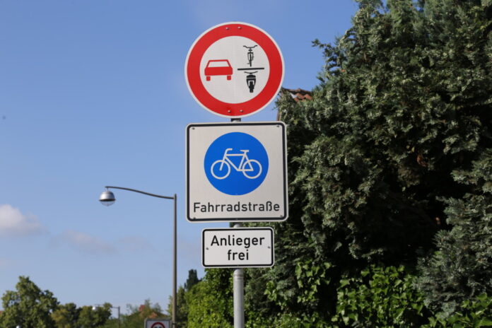 Entlang der Fahrradstraße -Karl-Kellner-Straße- gilt die neue Verkehrsregelung „Anlieger frei“.
