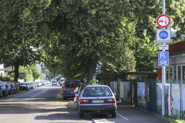 Nun gilt entlang der Fahrradstraße -Karl-Kellner-Straße- die neue Verkehrsregelung „Anlieger frei“.