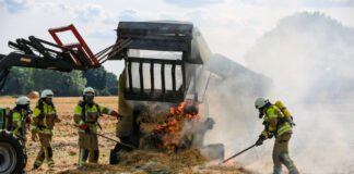 Brand Engelbostel - Strohballenpresse/Feld
