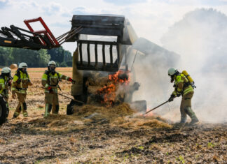 Engelbostel: Feuerwehr löscht rund 300 Quadratmeter Feld und eine Strohballenpresse Brand Engelbostel - Strohballenpresse/Feld