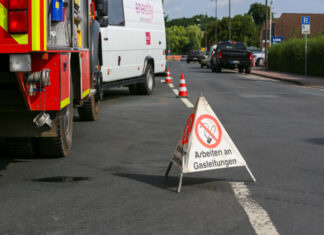 Krähenwinkel: Gasleitung bei Baggerarbeiten beschädigt Gasaustritt Walsroder Straße/Krähenwinkel