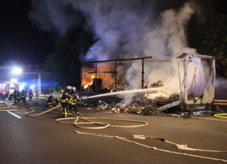 A2: Sattelauflieger brennt komplett aus Feuerwehreinsatz Lkw Brand A2