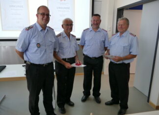 Halbjahresversammlung Ortswehr Engelbostel (vo.li. nach re.): Stell. OrtsBM Florian Kahle, Detlev Cohrs, OrtsBM Thomas Jathe, Hans-Dieter Manowski