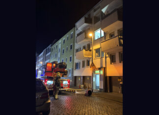 Feuerwehreinsatz: Verpuffung in Wohnhaus in der List Feuerwehreinsatz