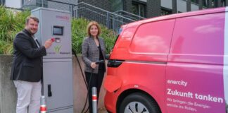 Helge Zychlinski, Bürgermeister der Gemeinde Wedemark, und enercity-CEO Dr. Susanna Zapreva präsentieren die neue Ladesäule vor dem Rathaus