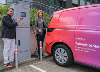 enercity sorgt für grüne Mobilität in der Gemeinde Wedemark Helge Zychlinski, Bürgermeister der Gemeinde Wedemark, und enercity-CEO Dr. Susanna Zapreva präsentieren die neue Ladesäule vor dem Rathaus