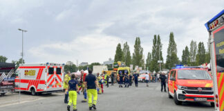 Unfall auf dem Schützenplatz in Hannover. Wohl fünf Personen zum Teil schwer verletzt.