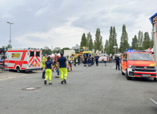 Schwerer Unfall auf dem Schützenplatz in Hannover Unfall auf dem Schützenplatz in Hannover. Wohl fünf Personen zum Teil schwer verletzt.