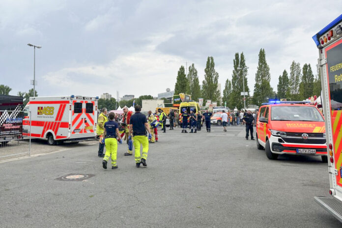 Unfall auf dem Schützenplatz in Hannover. Wohl fünf Personen zum Teil schwer verletzt.