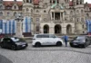 Personaldezernent Prof. Lars Baumann präsentiert einige der neuen E-Fahrzeuge der Landeshauptstadt Hannover.