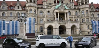 Personaldezernent Prof. Lars Baumann präsentiert einige der neuen E-Fahrzeuge der Landeshauptstadt Hannover.
