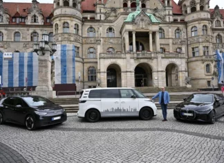 Hannoversche Stadtspitze stromert: Nur noch E-Autos für Dienstfahrten Personaldezernent Prof. Lars Baumann präsentiert einige der neuen E-Fahrzeuge der Landeshauptstadt Hannover.