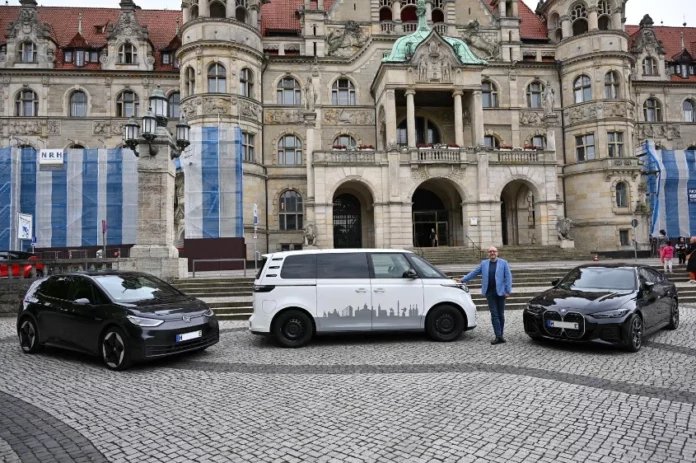 Personaldezernent Prof. Lars Baumann präsentiert einige der neuen E-Fahrzeuge der Landeshauptstadt Hannover.