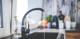 Wasserhahn - Wasser läuft