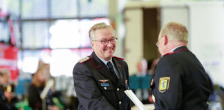 Bei der Ehrung: (v. l.) Bernd Müller und Dirk Heindorff.