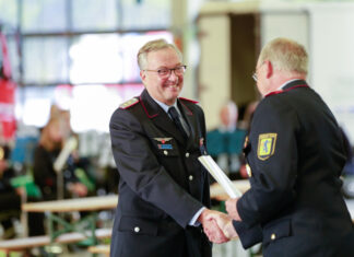 Besondere Ehrung am letzten Donnerstag: Bernd Müller ist seit 50 Jahren für die Stadt Celle im Einsatz Bei der Ehrung: (v. l.) Bernd Müller und Dirk Heindorff.