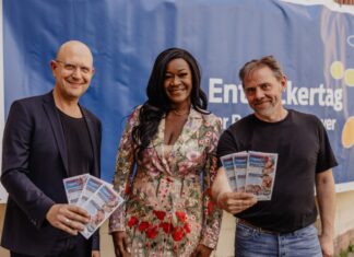 Regionsentdeckertag 2023: Nulltarif am Sonntag, 10. September 2023 Freuen sich auf den Entdeckertag am 10. September (v. l.) Erster Regionsrat Jens Palandt, Musikerin Alicia Cibola und Veranstaltungsmanager Ingo Papenberg.