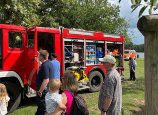 Zahlreiche Besucher informierten sich auf der Blaulichtmeile am Silbersee Blaulichtmeile / Seefest Silbersee in Langenhagen