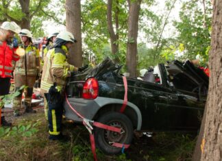 Übungsszenario Menschenrettung: Verkehrsunfall mit mehreren eingeklemmten Personen in Kananohe Feuerwehrübung - Kananoher Straße