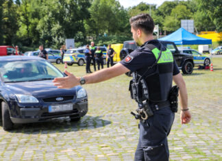 Polizei Hannover: Große Verkehrskontrolle auf dem Schützenplatz Polizeikontrolle