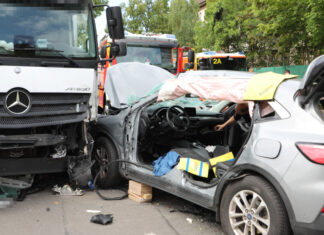 LKW kollidiert mit PKW auf dem Kugelfangtrift in Vahrenheide Verkehrsunfall-Kugelfangtrift/Lilienthalstraße
