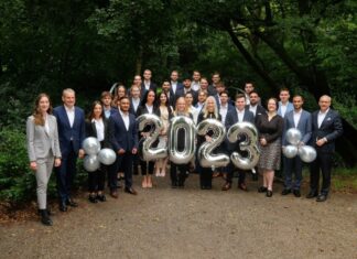 27 junge Menschen starten bei der Hannoverschen Volksbank ins Berufsleben Jürgen Wache, Vorstandsvorsitzender der Hannoverschen Volksbank (rechts), Ausbildungsleiterin Sophie Hohmann und Personalleiter Jörg Biethan (von links) begrüßen den neuen Ausbildungsjahrgang.