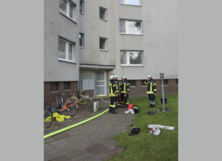 Berenbostel: Feuerwehr rettet Bewohnerin Brand in Küche – Feuerwehr rettet eine Person.