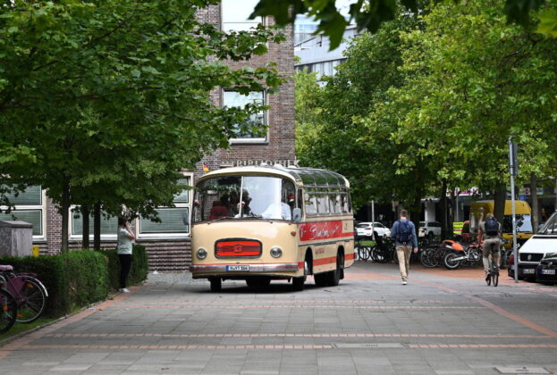 Oldtimer-Bus für Stadtrundfahrten ist jetzt elektrisch unterwegs.
