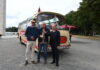 Die BussaNova Classic Tours-Inhaber Thorsten Stahl (v. l.) und Torsten Krüger nehmen von Jens Palandt, Klimadezernent der Region Hannover, den symbolischen Leuchtturm für die Förderung des Bus-Umbaus entgegen.