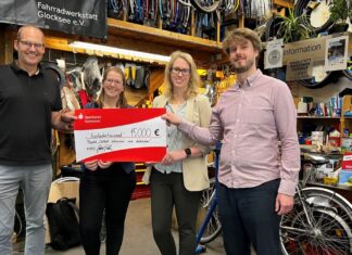 15.000 Euro für Förderung zur eigenständigen Fahrradreparatur Verkehrsdezernent Ulf-Birger Franz (links) hat gemeinsam mit Calla Wilhelm und Dr. Moritz Engbers aus dem Fachbereich Verkehrs einen symbolischen Schenk von Tanja Finke, Unternehmenskommunikation der Sparkasse Hannover, überreicht bekommen.