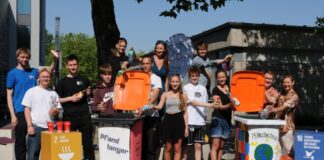 Einige Schülerinnen und Schüler aus der Projektgruppe mit den projektverantwortlichen Lehrern Björn Schmiester (IGS Süd, ganz links), Urte Tuntke und Melanie Abend (IGS Langenhagen, 1 u. 2. V.r.) und Corinna Meyer aus der städtischen Klima- und Umweltschutzleitstelle (obere Reihe Mitte).