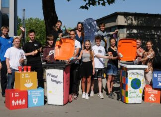 Testphase erfolgreich absolviert – Projekt „Pfandlanger“ an drei Langenhagener Schulen Einige Schülerinnen und Schüler aus der Projektgruppe mit den projektverantwortlichen Lehrern Björn Schmiester (IGS Süd, ganz links), Urte Tuntke und Melanie Abend (IGS Langenhagen, 1 u. 2. V.r.) und Corinna Meyer aus der städtischen Klima- und Umweltschutzleitstelle (obere Reihe Mitte).