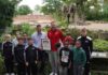 Zoo-Geschäftsführer Andreas M. Casdorff überreicht Per Mertesacker die Urkunde für die Giraffen-Ehrenpatenschaft