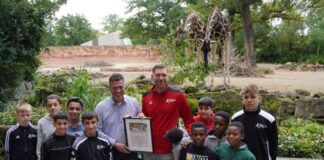 Zoo-Geschäftsführer Andreas M. Casdorff überreicht Per Mertesacker die Urkunde für die Giraffen-Ehrenpatenschaft