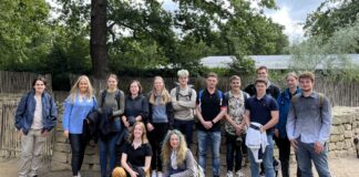 Zwölf Azubis und zwei FÖJlerinnen an ihrem ersten Tag im Erlebnis-Zoo