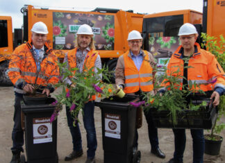 Ab Mitte 2024 kommt die umweltfreundliche Biotonne auch im Umland v.l.n.r. Thomas Schwarz Verbandsgeschäftsführer; Joerma Biernath Gartengestalter- und designer; Maik Renneberg stellvertrender Verbandsgeschäftsführer; Jens Palandt 1. Regionsrat und Dezernent für Umwelt, Klima, Planung und Bauen