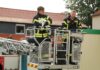Katzenretter im Einsatz. Daniel Thies (li) und Sascha Heine befreiten die Katze aus ihrer misslichen Lage.