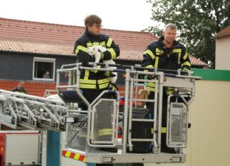 Feuerwehr Barsinghausen befreit Katze aus misslicher Lage Katzenretter im Einsatz. Daniel Thies (li) und Sascha Heine befreiten die Katze aus ihrer misslichen Lage.