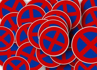 Parkplatz Schulzentrum: Schilder kennzeichnen die absoluten Halteverbote für Haltestelle der Shuttlebusse Halteverbotsschilder