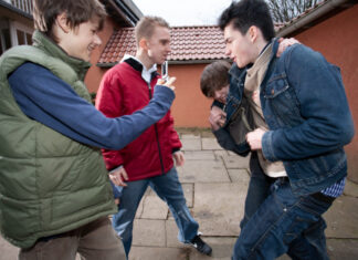 LKA informiert: Erstes Smartphone – aber sicher Jugendliche - Prügelei - Smartphone