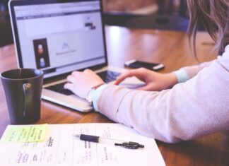 Stadt Langenhagen bietet neuen Service im digitalen Bauamt Arbeiten am PC